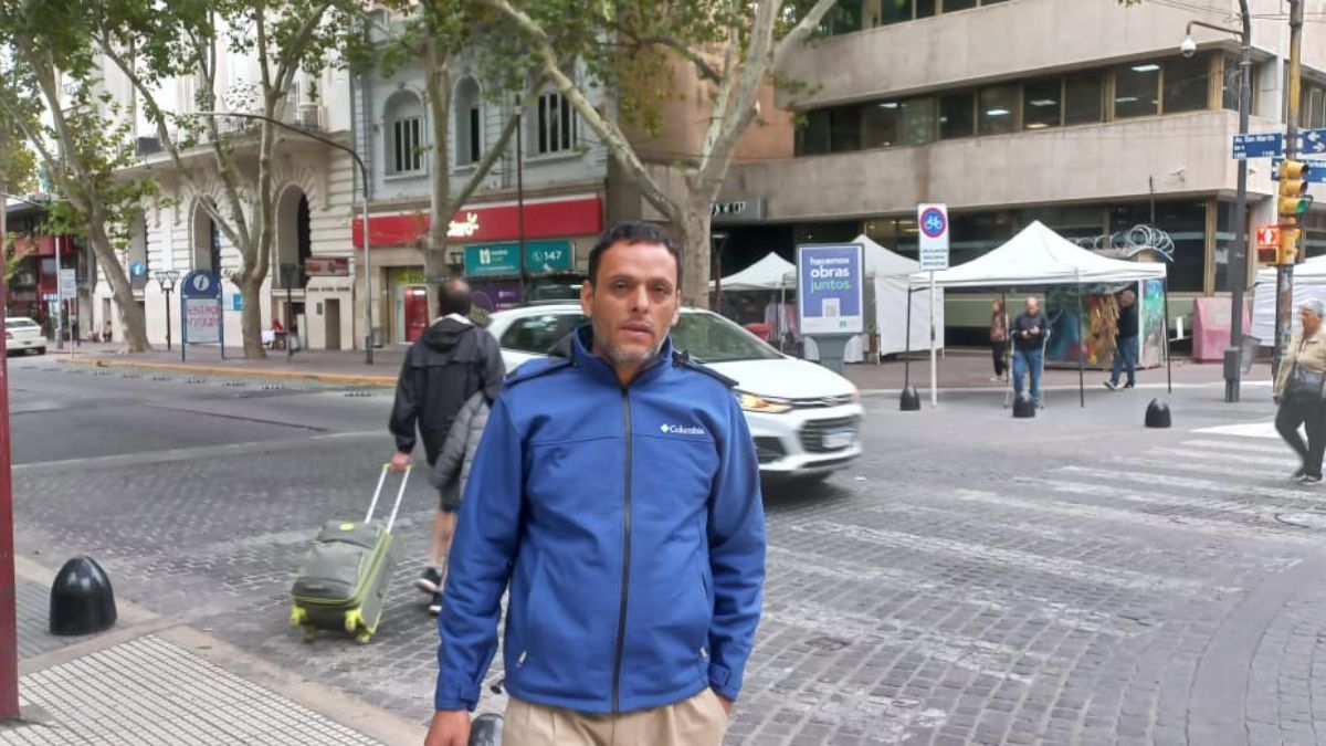 Walter, el mendocino que les cobra 10 dólares a los chilenos para llevarlos a hacer compras de alimentos y productos de limpieza muy económicos