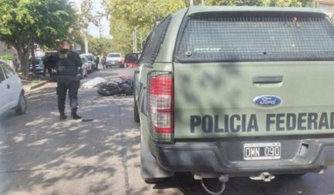 El policía retirado se resistió al asalto, y en medio de un tiroteo uno de los motochorros fue herido de gravedad y murió a pocas cuadras del lugar del hecho