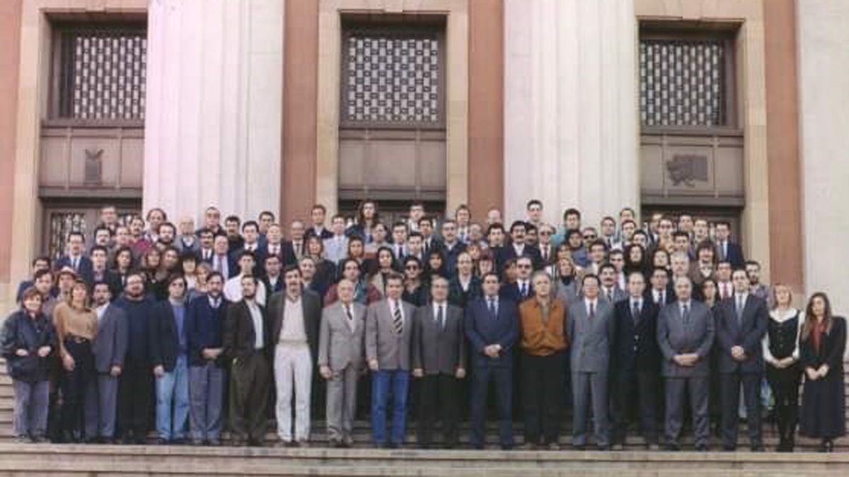 Todo el equipo de diario UNO, a días de su aparición, en las escalinatas del Palacio de Justicia