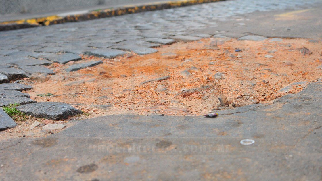 La ciudad donde los pozos se comen a los autos