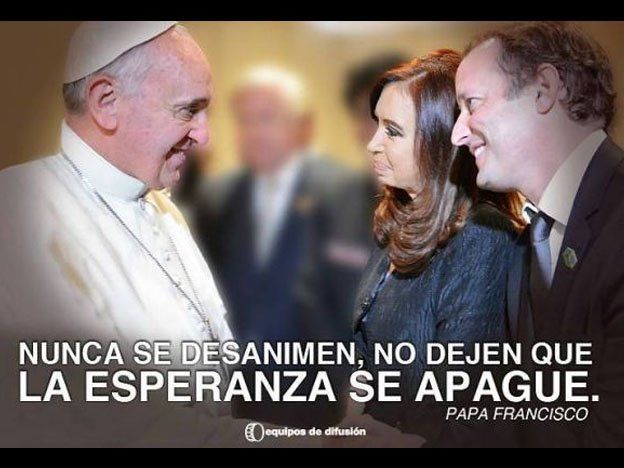 El kirchnerismo ahora hace campaña con la foto del papa Francisco