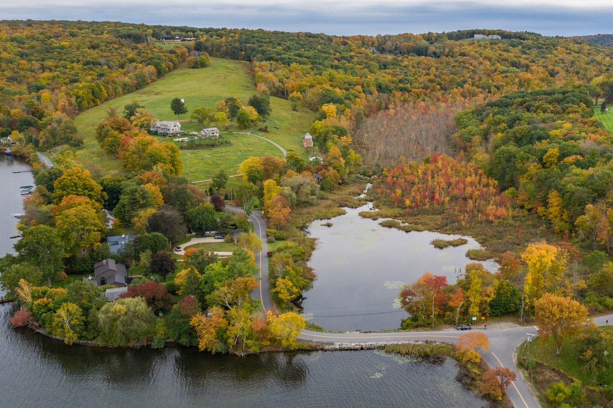 El otoño es la mejor época para visitar este pueblo. El otoño es la mejor época para visitar este pueblo.