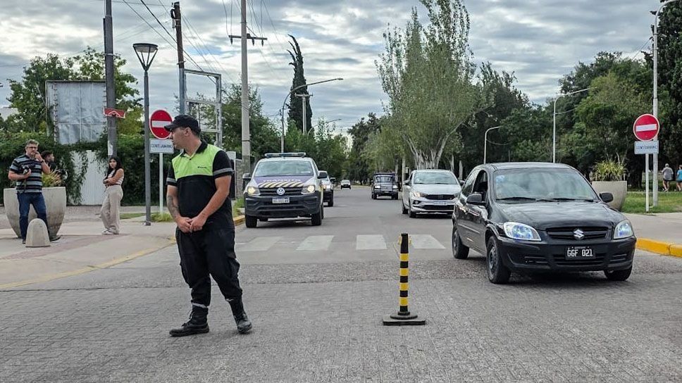 Comenzaron las multas en laterales del Acceso Este para los conductores que circulen en contramano