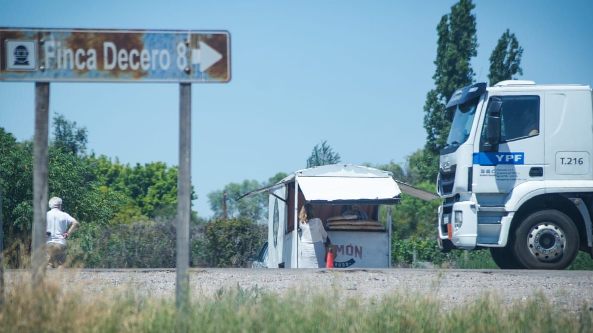 Es común que los camioneros se detengan al costado de la Ruta 7 a comprar alimentos Es común que los camioneros se detengan al costado de la Ruta 7 a comprar alimentos