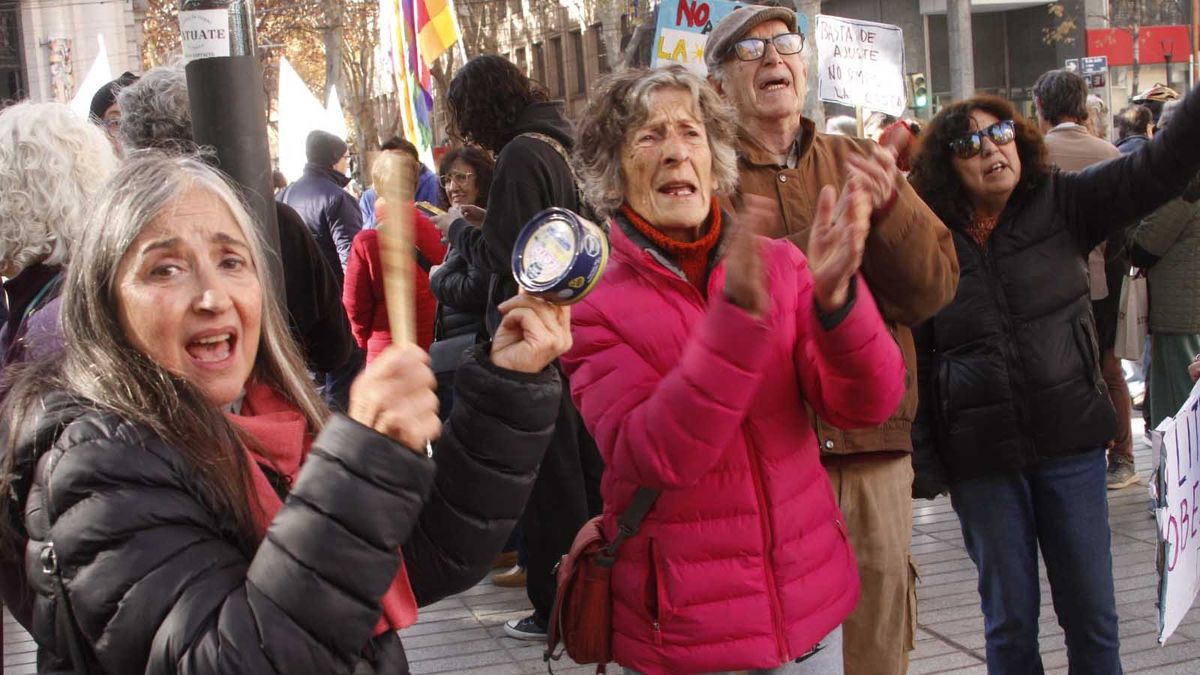 A viva voz. Por 68ª vez marcharon los jubilados de Mendoza.