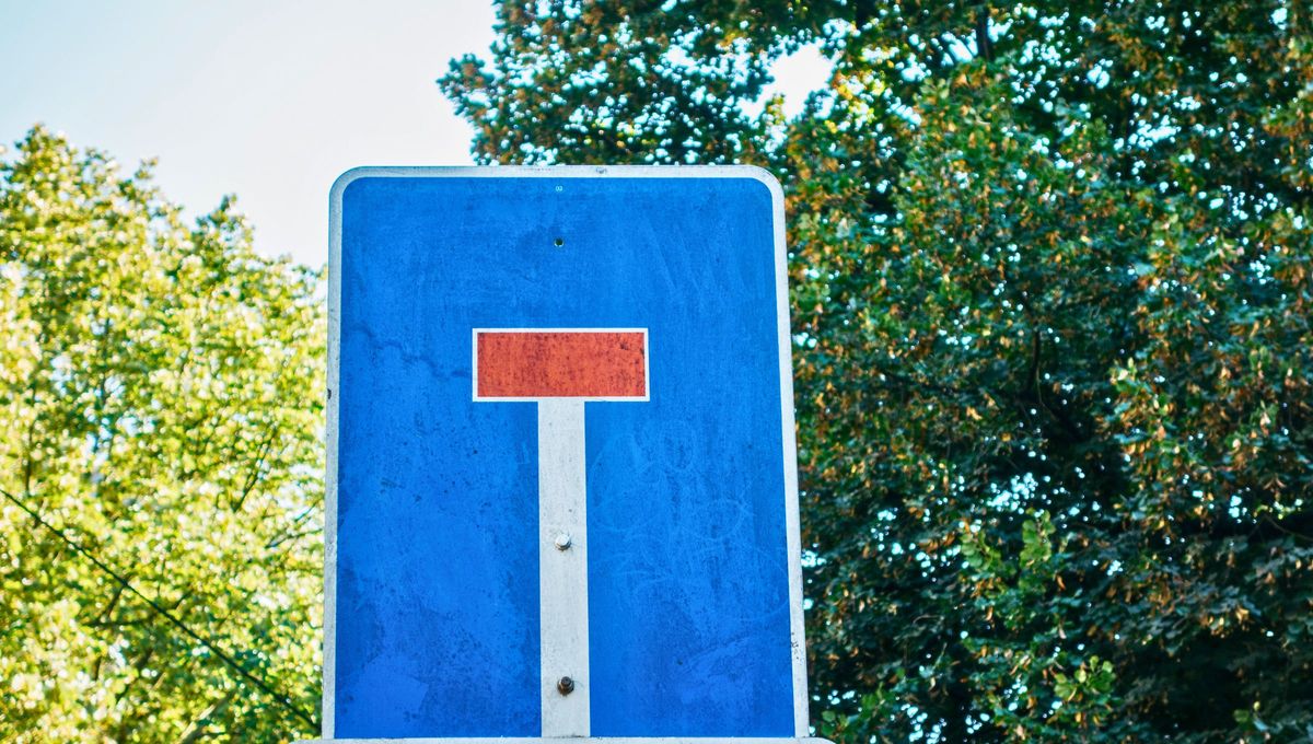 Una vía sin salida o sin paso es una calle con una sola entrada y salida combinadas. Una vía sin salida o sin paso es una calle con una sola entrada y salida combinadas. 