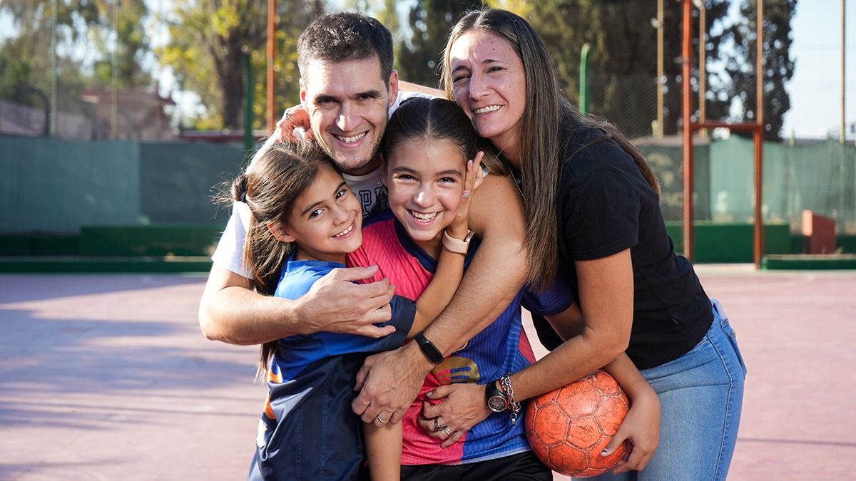 Martina junto a su papá, mamá y hermanita durante la sesión de fotos para Diario UNO. Foto: Martín Pravata Martina junto a su papá, mamá y hermanita durante la sesión de fotos para Diario UNO. Foto: Martín Pravata