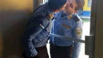 Policías de Honduras 'se besan' y... los encuartelan