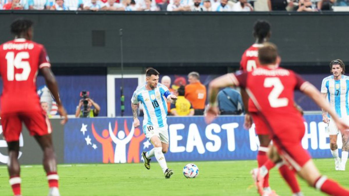 Scaloni podría repetir la formación de la Selección argentina que venció en las semifinales de la Copa América para jugar contra Colombia. Scaloni podría repetir la formación de la Selección argentina que venció en las semifinales de la Copa América para jugar contra Colombia.