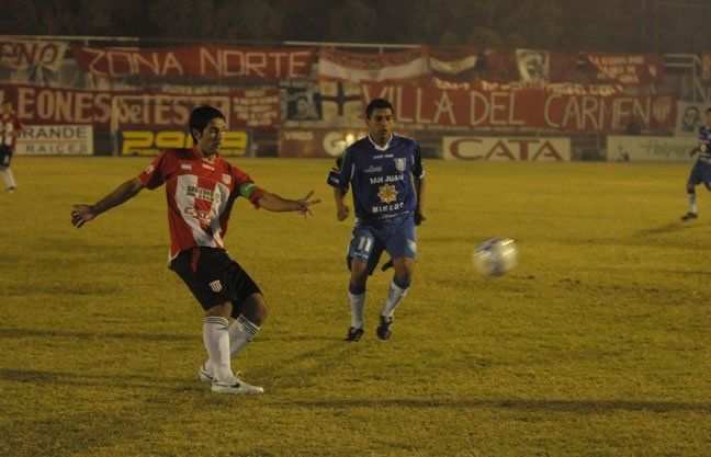 San Martín y Unión de Villa Krause empataron y siguen líderes