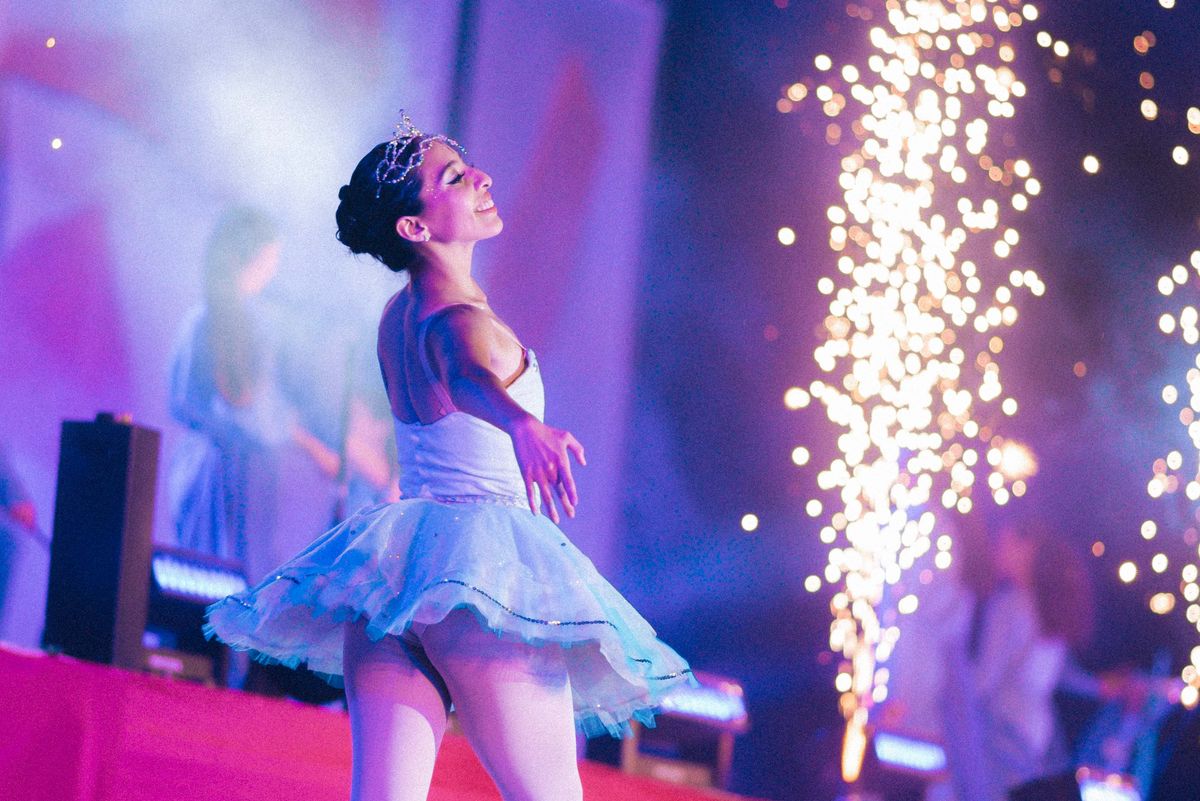 En tiempos de sequía, el relato posó en la idea de que en tiempos de vendimia, las ilusiones caen del cielo como lluvia, que al bendecir la tierra hace brotar los sueños. En tiempos de sequía, el relato posó en la idea de que en tiempos de vendimia, las ilusiones caen del cielo como lluvia, que al bendecir la tierra hace brotar los sueños.