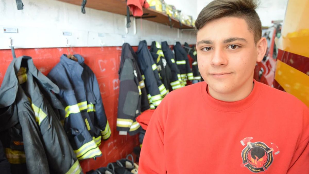Lautaro Yedro, el joven bombero que salvó la mujer en plena calle.
