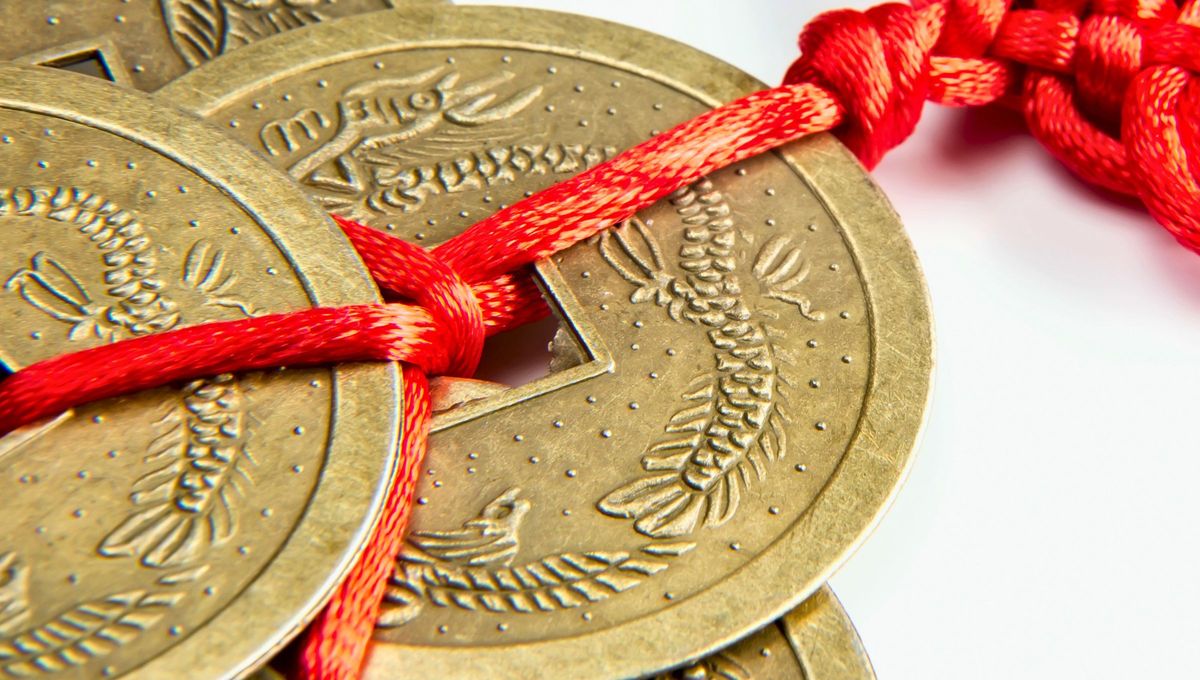 La moneda china es un poderoso amuleto del Feng Shui utilizado para atraer riqueza, prosperidad y buena suerte. La moneda china es un poderoso amuleto del Feng Shui utilizado para atraer riqueza, prosperidad y buena suerte.