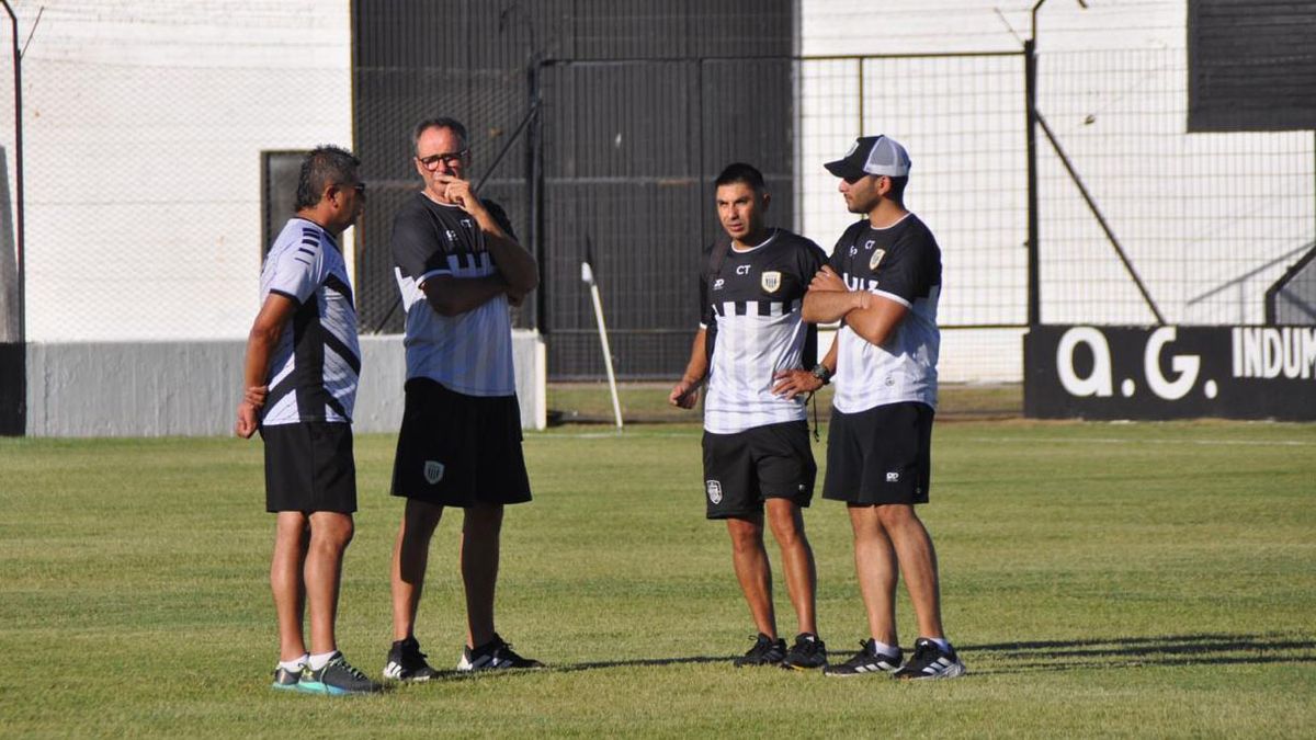 Néstor Mosiuk con sus asistentes tienen la mirada puesta en Sportivo Desamparados. Néstor Mosiuk con sus asistentes tienen la mirada puesta en Sportivo Desamparados.