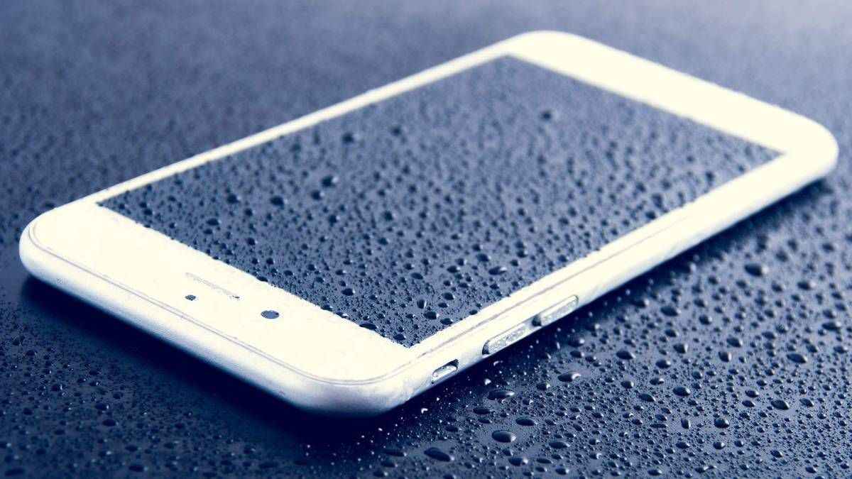 Tecnología. Celular: 5 trucos para revivirlo si se te mojó.