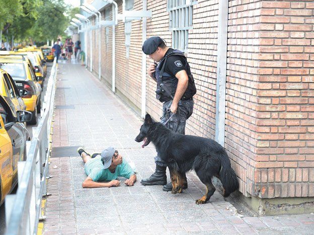 Ni siquiera con un perro adiestrado pudo detener a un ex preso golpeador