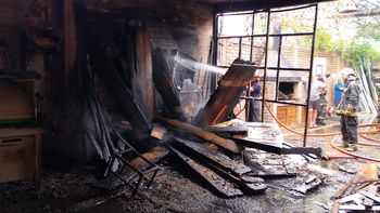 Un incendio afectó parte de la estructura de un aserradero en Godoy Cruz