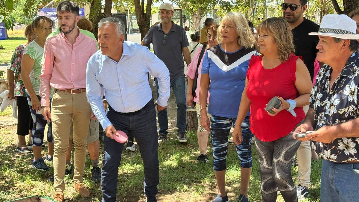 Alfredo Cornejo juega al tejo con un grupo de adultores mayores en el nuevo camping dedicado a ellos exclusivamente.