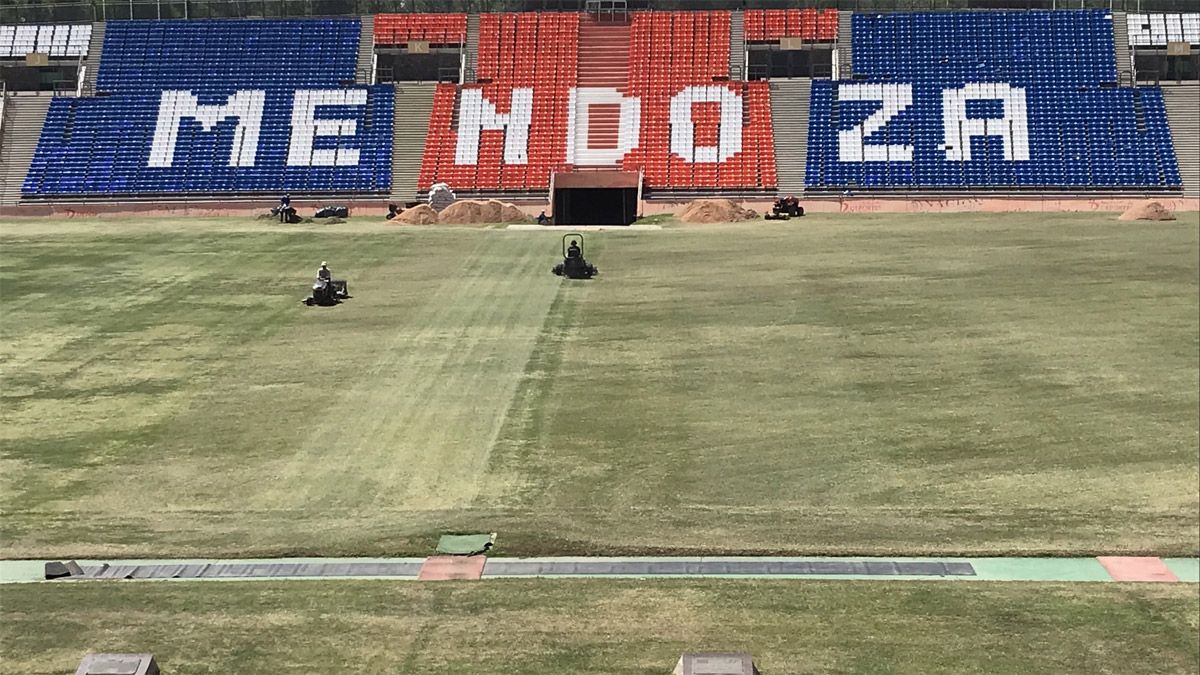 El estadio Malvinas está siendo resembrado.