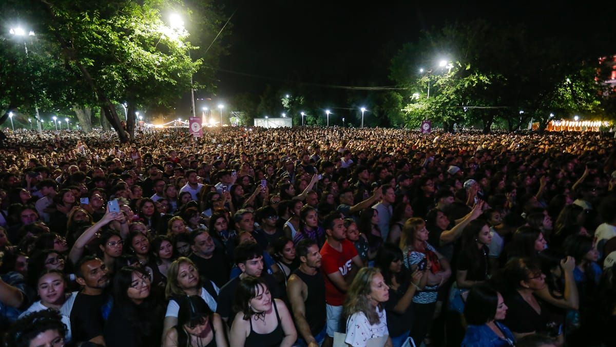 Una multitud copó la Peatonal del Vino en el Parque Cívico a puro pop
