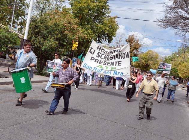 Trabajadores de ATE marcharon por el centro para reclamar mejoras salariales