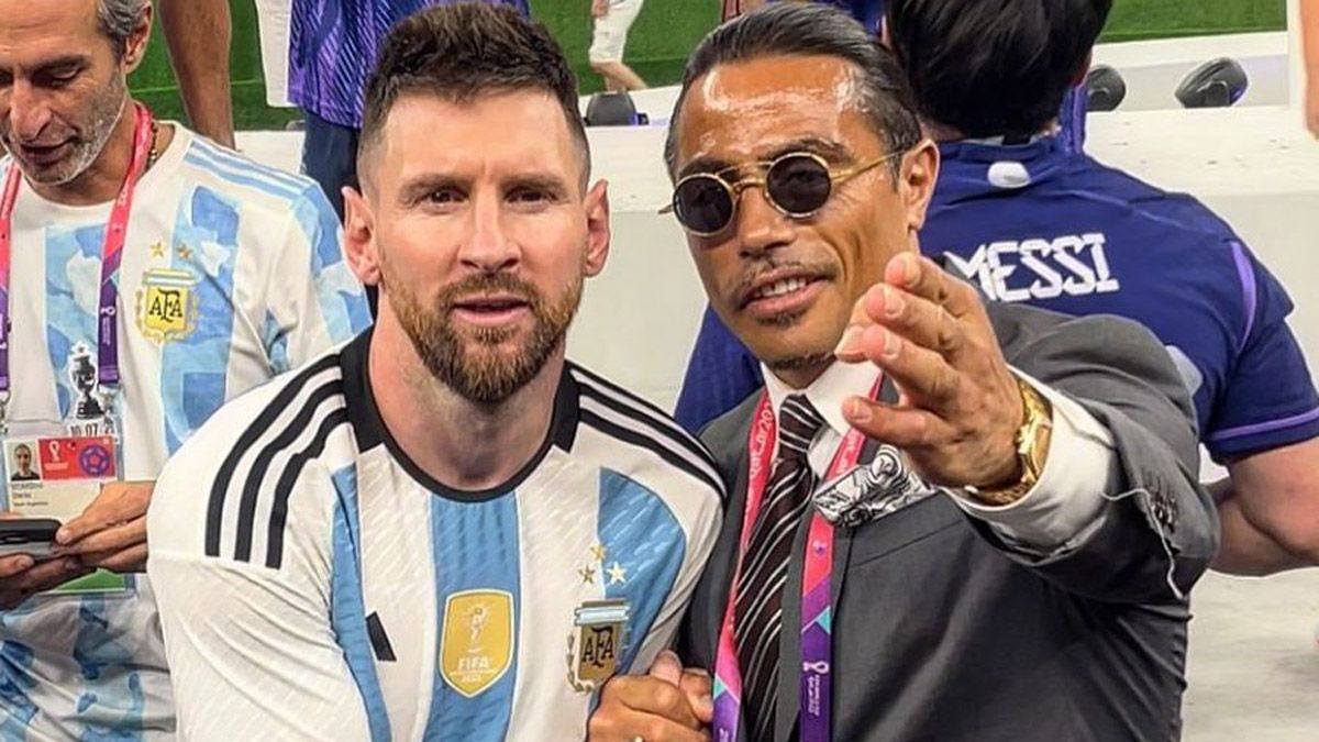 A Lionel Messi no le agradó que el chef Salt Bae lo saludara durante los festejos de la Selección argentina.