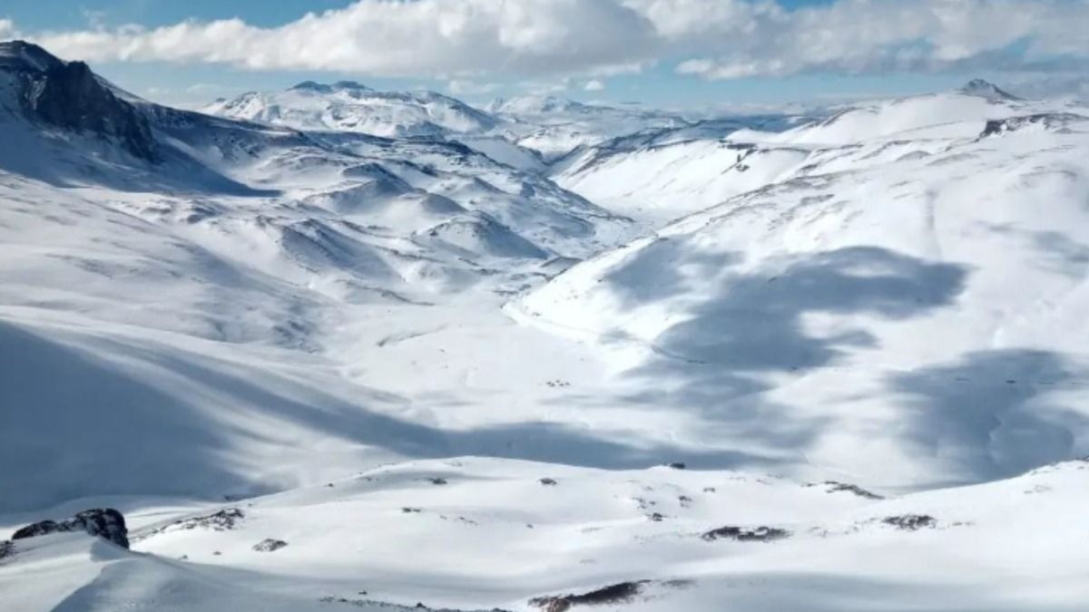 La cordillera y su imponente traza tras la caída de los copos.