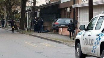Encontraron el cadáver de un joven en la vereda con  dos disparos en la espalda