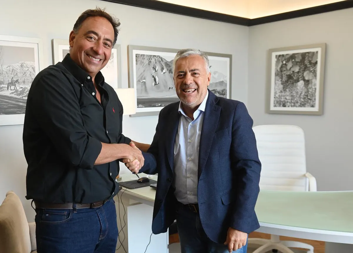 Alfredo Cornejo le propuso a Gustavo Oriozabala impulsar competencias deportivas en aguas abiertas, puntualmente en el dique Potrerillos.