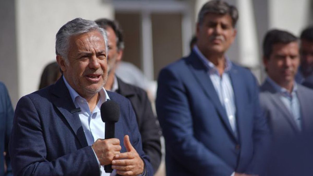 Alfredo Cornejo volvió a referirse a las viviendas que la Nación no terminó de pagar y se hizo cargo la Provincia. Alfredo Cornejo volvió a referirse a las viviendas que la Nación no terminó de pagar y se hizo cargo la Provincia.