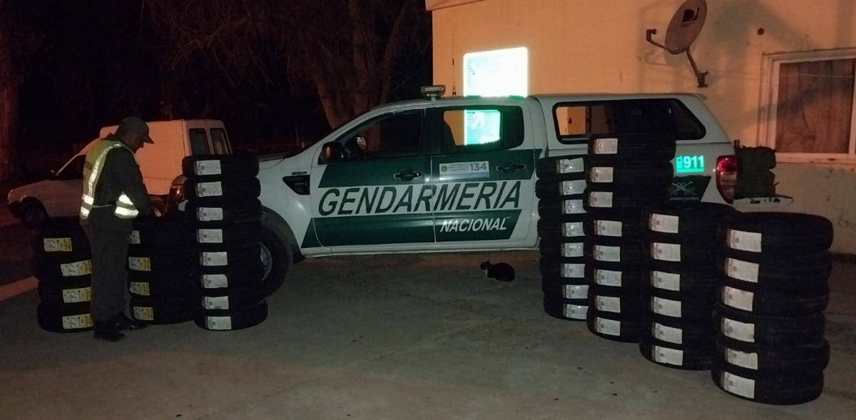 Las 44 cubiertas eran transportadas desde Mendoza hacia San Juan. Las 44 cubiertas eran transportadas desde Mendoza hacia San Juan.