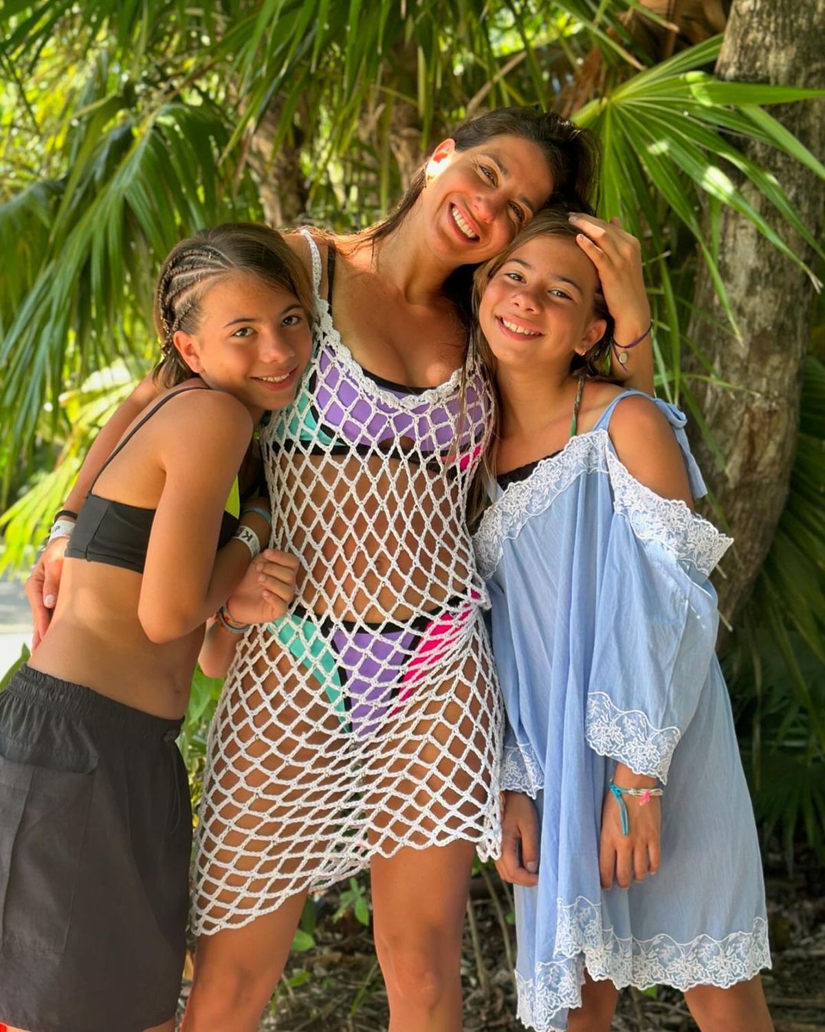 Cinthia Fernández se suma al hilo dental ultra XS tricolor neón y paraliza el Caribe mexicano. Cinthia Fernández se suma al hilo dental ultra XS tricolor neón y paraliza el Caribe mexicano.