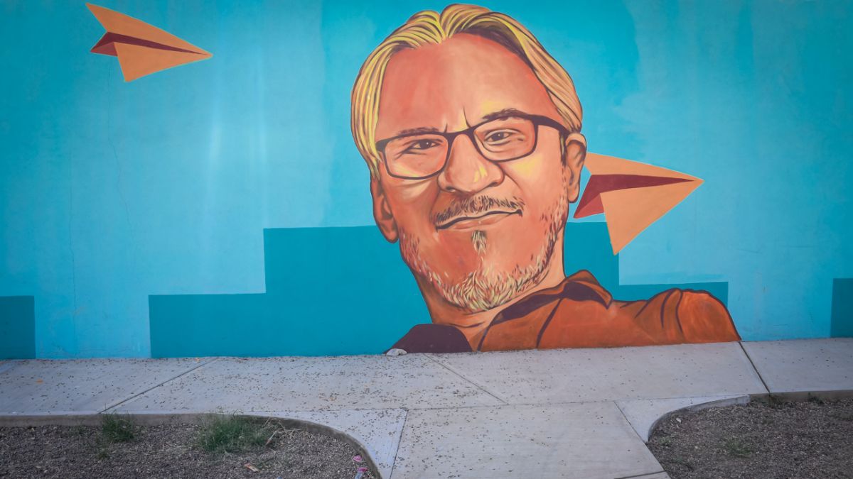 Los artistas Carla Bragagnolo y Gabriel Paredes completaron el homenaje al músico Marciano Cantero, pintando un mural con imágenes de quien fuera el líder de los Enanitos Verdes.