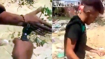 El brutal castigo de un ladrón a otro por robar sin permiso en una Favela