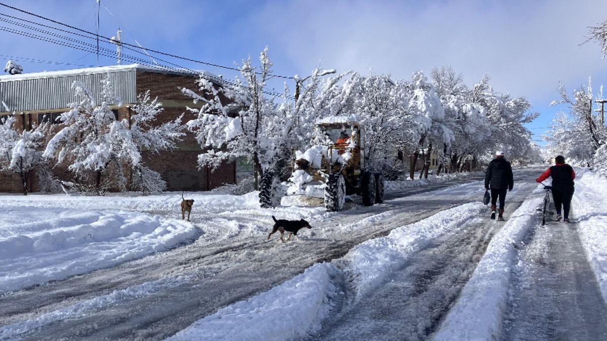 Una de las postales que dejó la nieve en Malargüe. Una de las postales que dejó la nieve en Malargüe.