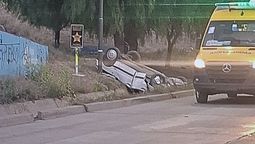 Maipú. Realizaron intensas tareas para rescatar al conductor que había quedado atrapado en el interior del vehículo. Maipú. Realizaron intensas tareas para rescatar al conductor que había quedado atrapado en el interior del vehículo.