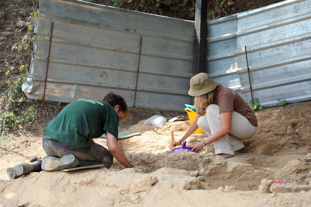 La excavación llevó a un descubrimiento que marca un hito en la historia. La excavación llevó a un descubrimiento que marca un hito en la historia.