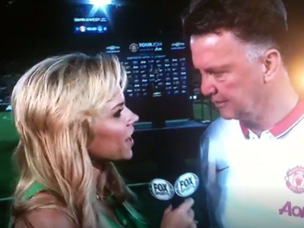 Louis Van Gaal le sacó radiografía a una bonita periodista