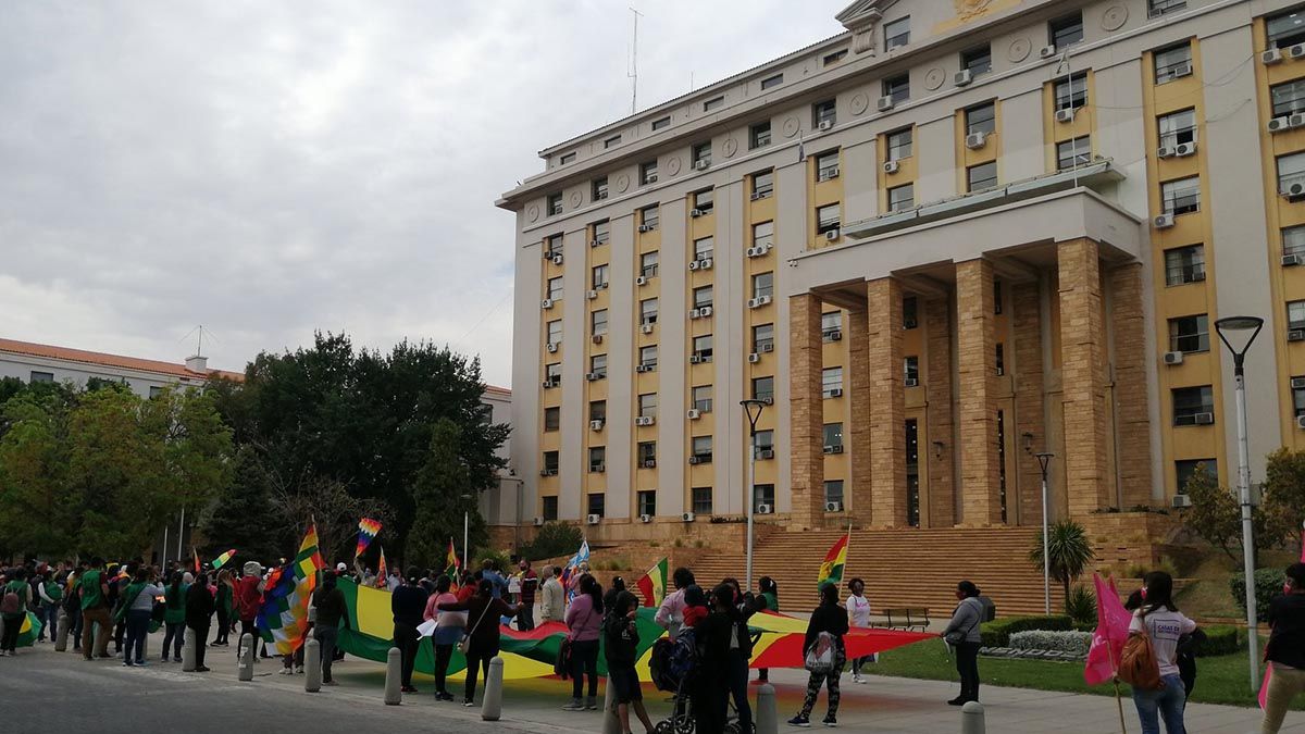 Los residentes bolivianos en Mendoza reclamaron este miércoles frente a la Casa de Gobierno.