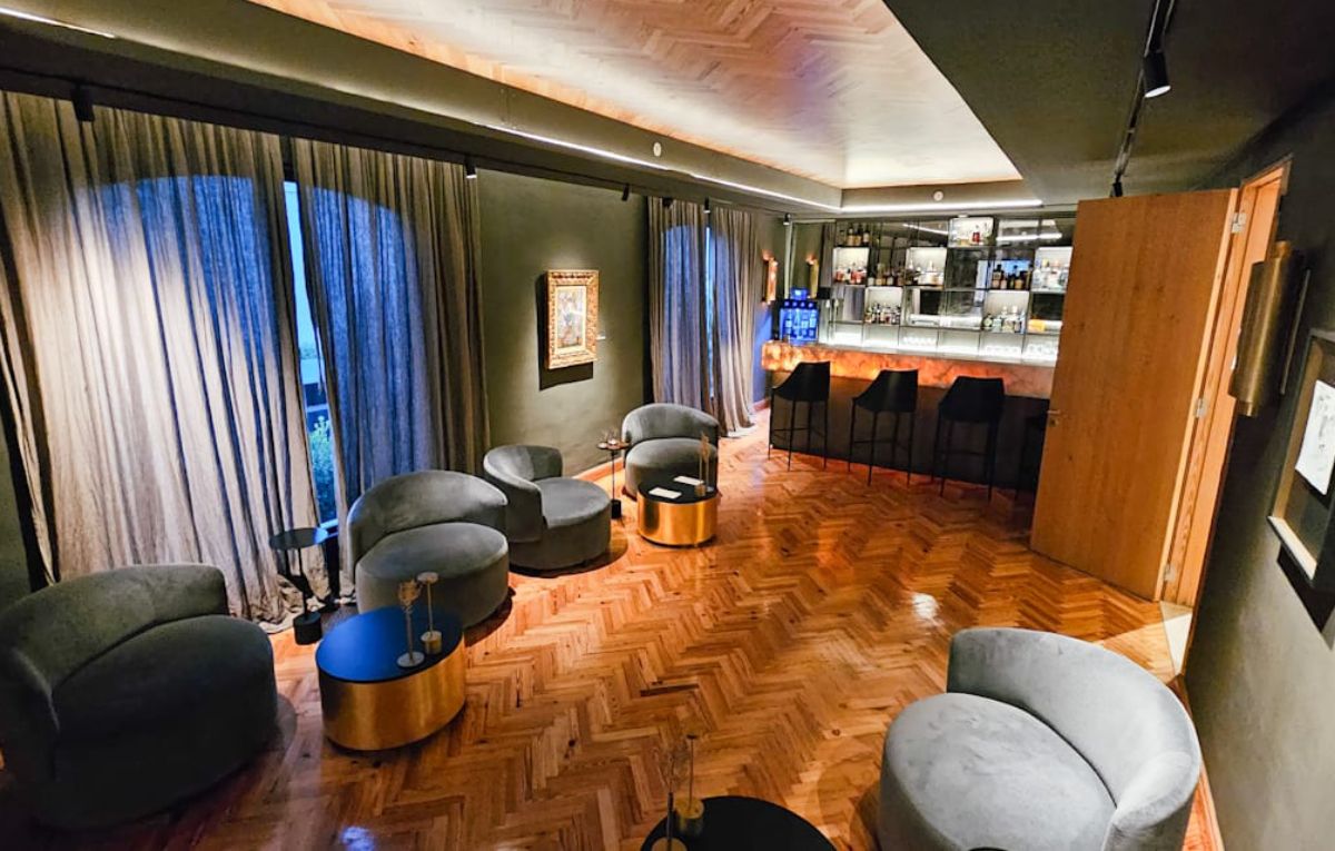 El bar del hotel, donde se pueden hacer reservas para tomar un coctel y comer. El bar del hotel, donde se pueden hacer reservas para tomar un coctel y comer.