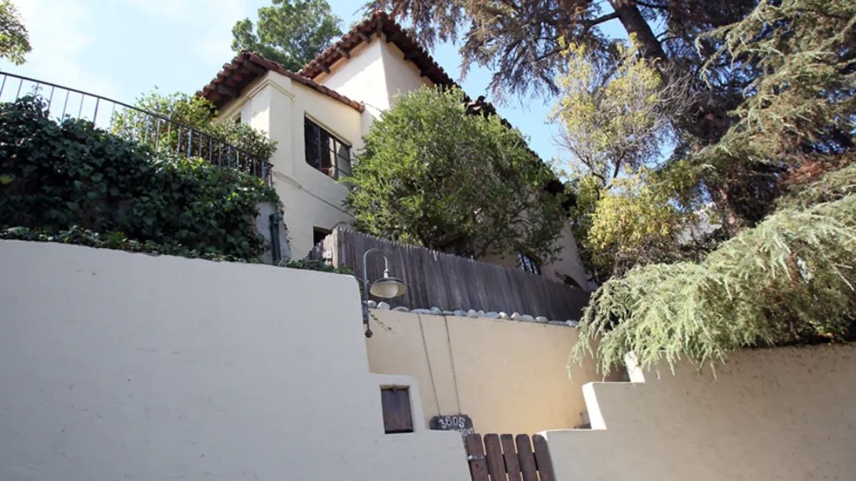 La casa donde ocurrió el crimen de la mujer anciana. La casa donde ocurrió el crimen de la mujer anciana.