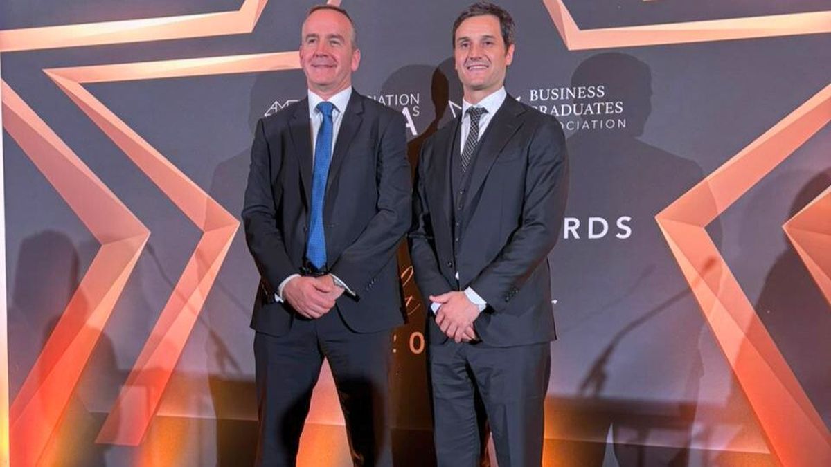 Biffi (derecha) junto a Gastón Fornés, rector de la escuela de negocios (UBI). Biffi (derecha) junto a Gastón Fornés, rector de la escuela de negocios (UBI).