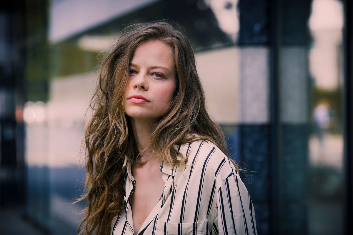 Emma Bading es una de las protagonistas de la serie, interpreta a Anna Spiegel. Imagen: Instagram