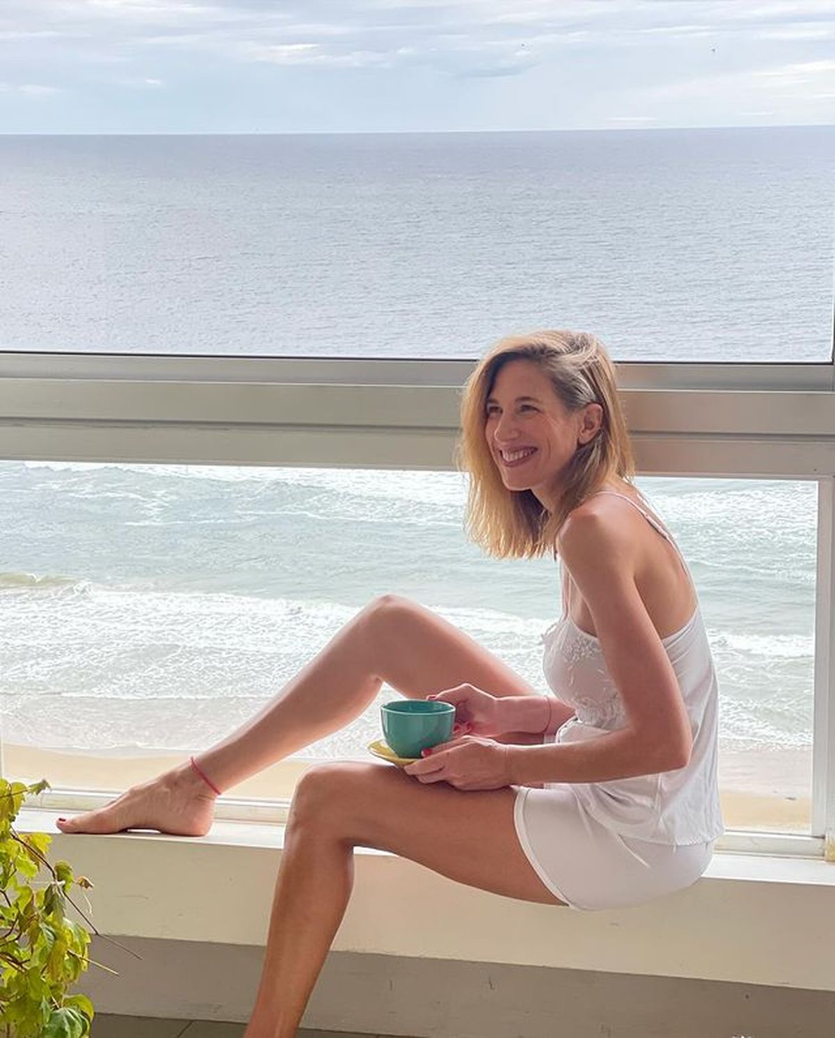 Desde Punta, Alina Moine se suma al off-white y paraliza la tenencia: mini shorts, transparencias y más. Desde Punta, Alina Moine se suma al off-white y paraliza la tenencia: mini shorts, transparencias y más.