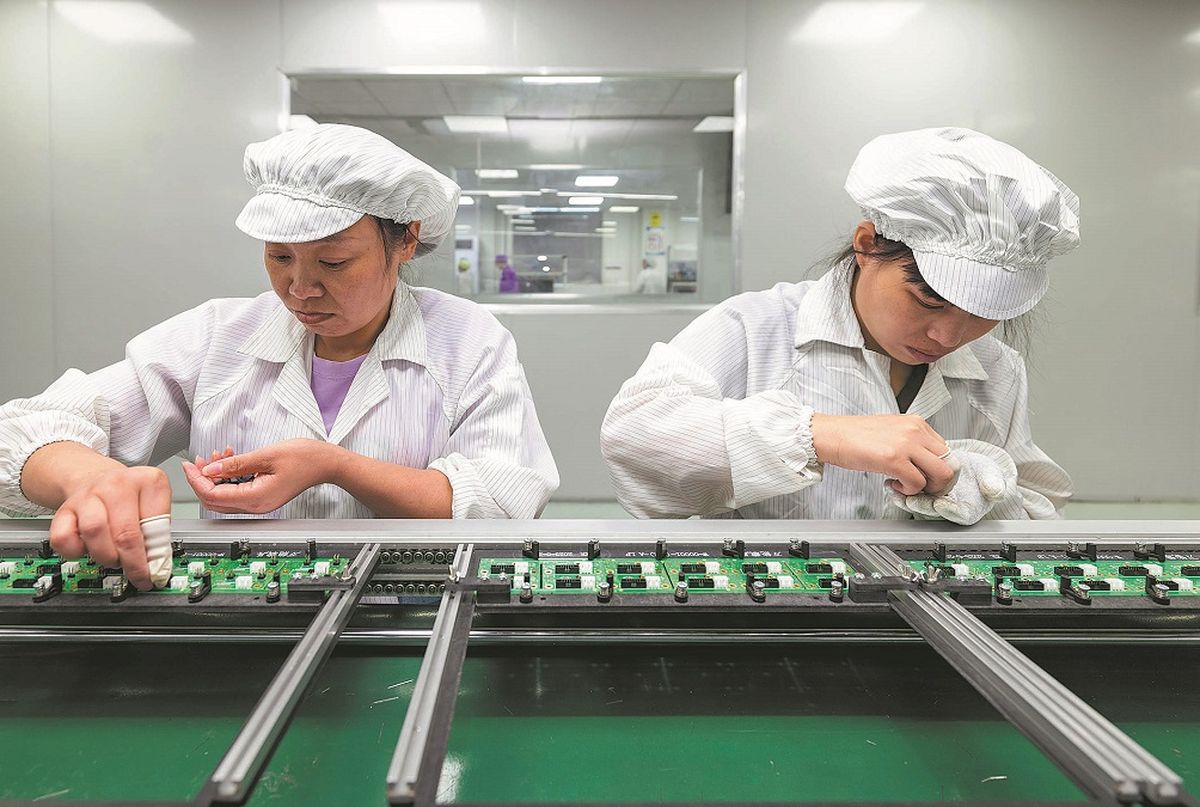 Las empleadas trabajan en una fábrica de productos electrónicos en Taizhou, provincia de Jiangsu. TANG DEHONG / PARA CHINA DAILY Las empleadas trabajan en una fábrica de productos electrónicos en Taizhou, provincia de Jiangsu. TANG DEHONG / PARA CHINA DAILY