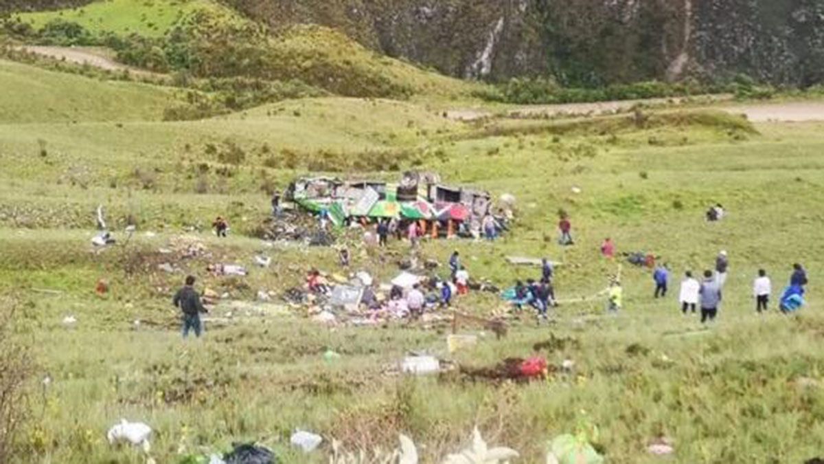 El ómnibus cayó al precipicio en Perú luego de una brusca maniobra del chofer, según relataron los investigadores tras el accidente en el que murieron 20 personas
