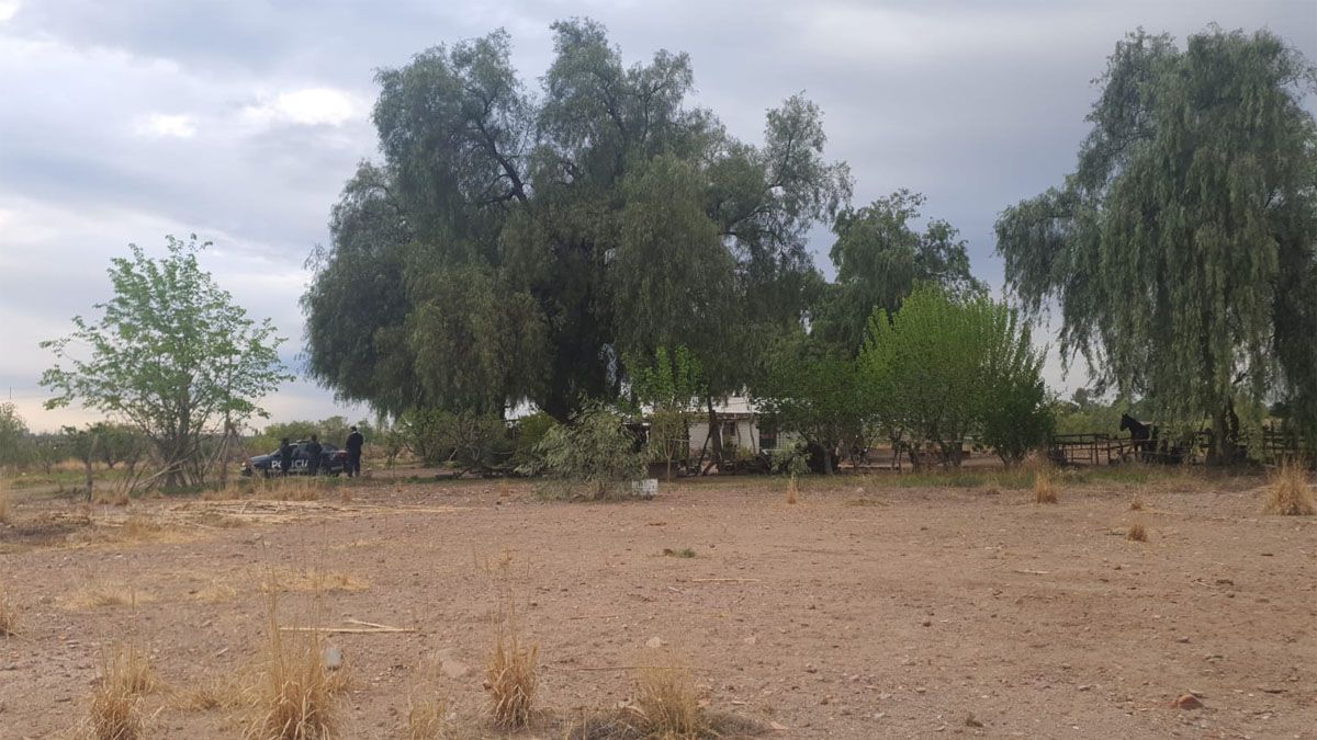 La finca de calle Santa Rita 1.921, en Las Heras, donde fueron asesinados Justa del Valle Luna, de 66 años, y Andrés Martín Farías, de 76 años.