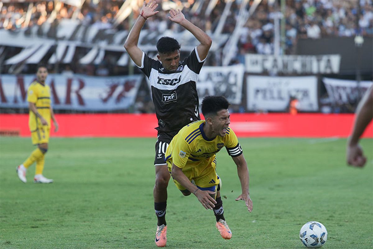 Pol Fernández, de Boca, cae tras una falta. Pol Fernández, de Boca, cae tras una falta.