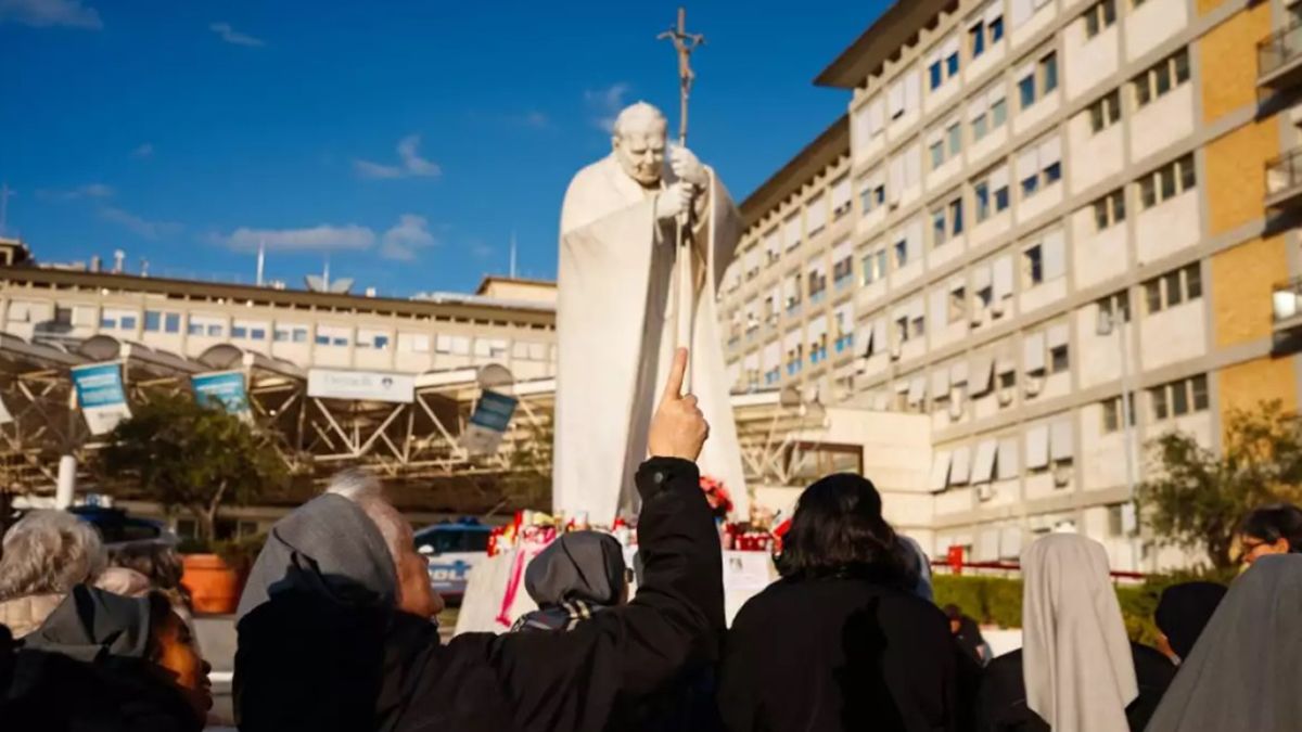 Religiosos y personas de distintos credos no dejan de orar por la salud de Francisco, quien lleva 20 días internado Religiosos y personas de distintos credos no dejan de orar por la salud de Francisco, quien lleva 20 días internado