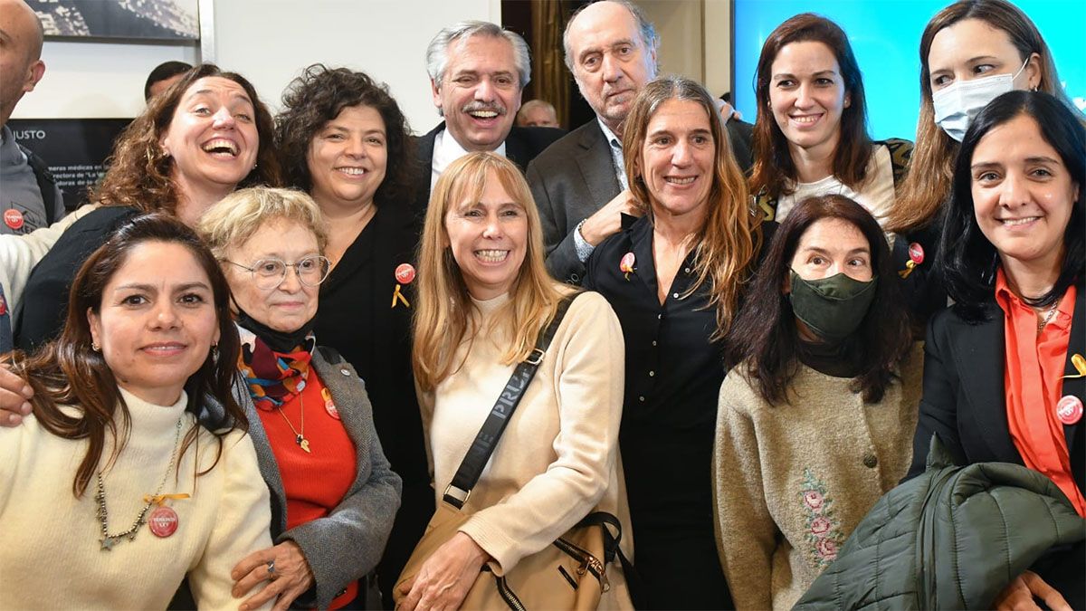 Alberto Fernández junto a la ministra de Salud